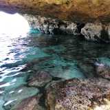 Avvalendoci dell�appoggio di alcuni massi scendiamo cos� in un antro pi� basso e stretto che si rivela lambito dall�azzurro dell�Adriatico, assumendo le fattezze di una vera e propria piscina